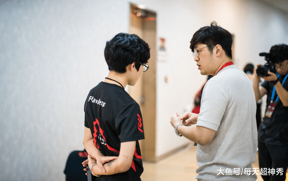 CLG险胜FPX，Deft关键团战开团秒人强强对话四强赛，引爆全场热议