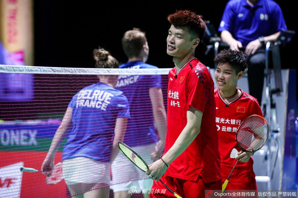 法国队鏖战日本队，黄鸭组合点燃赛场